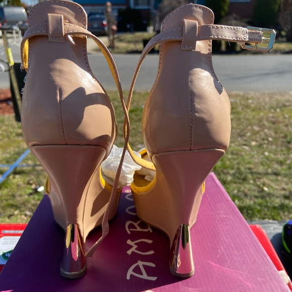 Beautiful Bamboo Wedges Size 7 1/2 - Picture 3 of 4